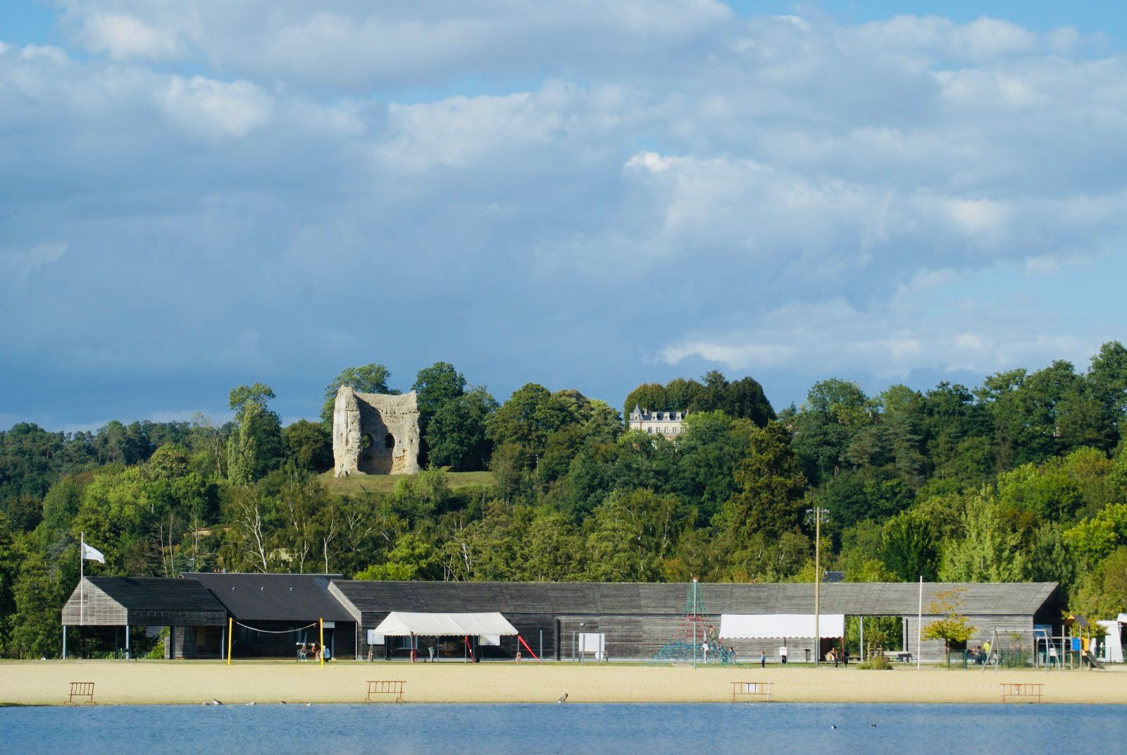 La base de loisirs, vue depuis le lac
