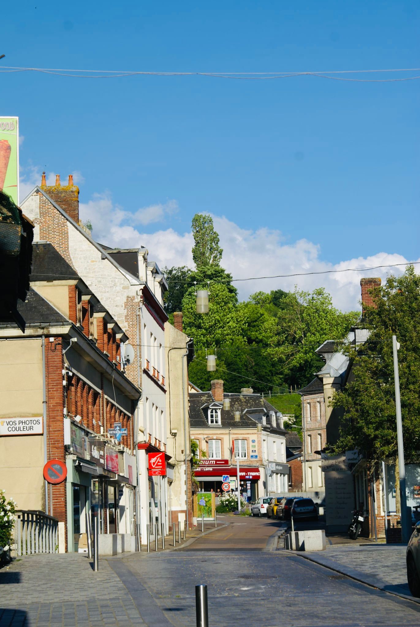 Rue commerçante de Brionne
